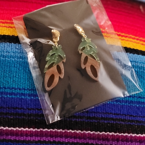 Unique handmand wood and green epoxy earrings - Picture 3 of 3